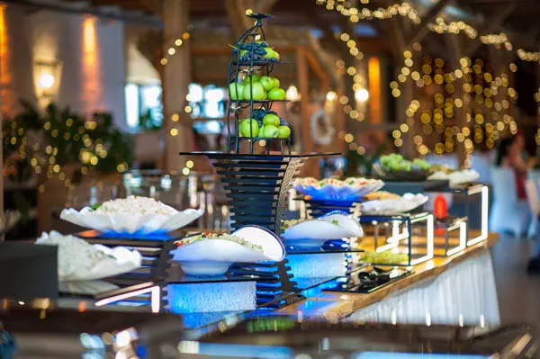 Festlich gedeckter Buffet von russischer Partyservice