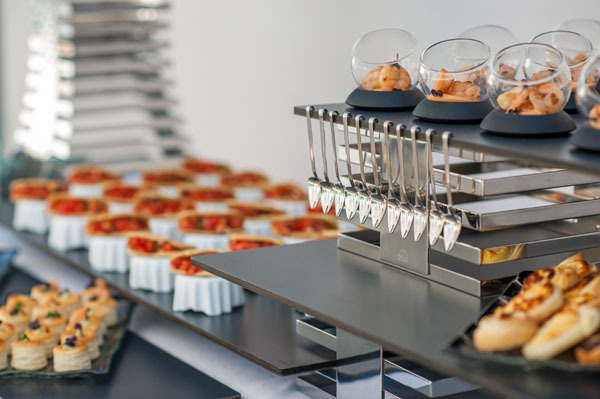 Hochzeitsempfang mit sekt und canapes